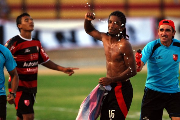 Série D-2010: Guarany 2 x 0 Santa Cruz. Tricolor é eliminado da 4ª divisão com gol de Léo Olinda. Foto: Ricardo Fernandes/Diario de Pernambuco