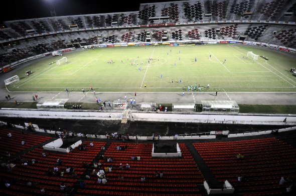Santa Cruz vence o Confiança por 2x0, no Nordestão 2010, com apenas 395 torcedores no Arruda. Foto: Edvaldo Rodrigues/Diario de Pernambuco
