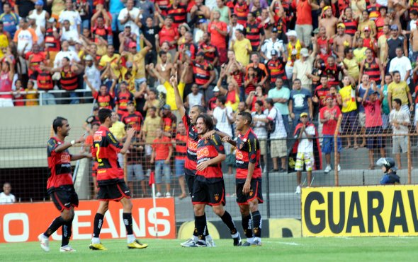 Série B-2010: Sport 3 x 0 Brasiliense. Germano marca o primeiro gol do Leão e comemora com o time. Foto: Edvaldo Rodrigues/Diario de Pernambuco