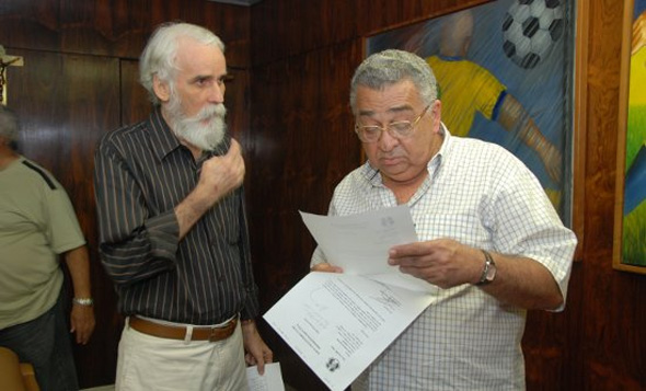 José Joaquim e Carlos Alberto Oliveira, em reunião na sede da FPF. Foto: Cecília Sá/Diario de Pernambuco