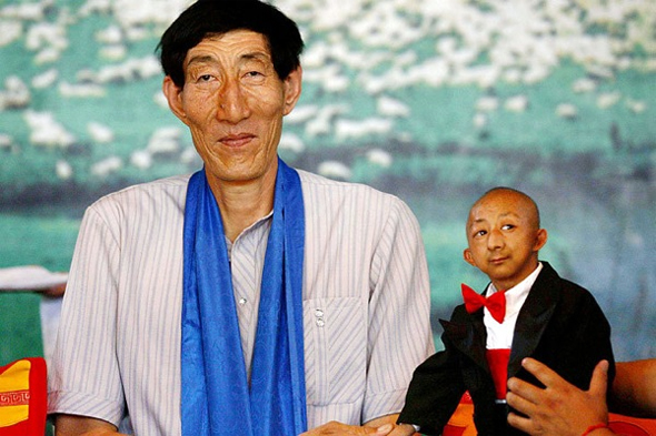 Homem mais alto do mundo: Bao Xishun (2m36cm). Homem mais baixo do mundo: He Pingping (73cm)