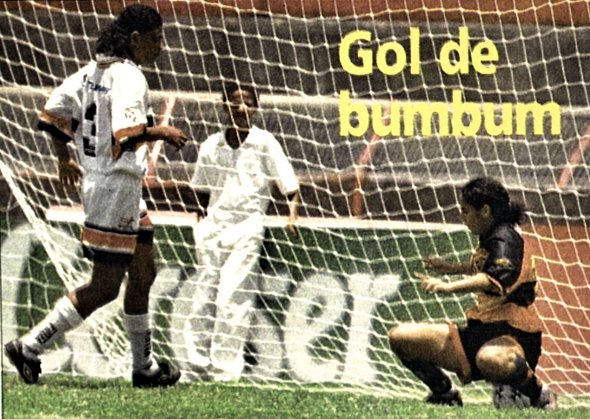 Final do Pernambucano feminino de 1999: Jô, do Sport, marca o gol do título sobre o Santa Cruz com a bunda... Foto: Heitor Cunha/Diario de Pernambuco
