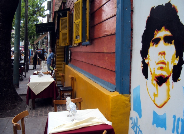 Maradona nas ruas de Caminito. Foto: Cassio Zirpoli/Diario de Pernambuco