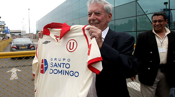 Escritor peruano Mario Vargas Llosa, Prêmio Nobel de Literatura de 2010. Foto: Conmebol/divulgação