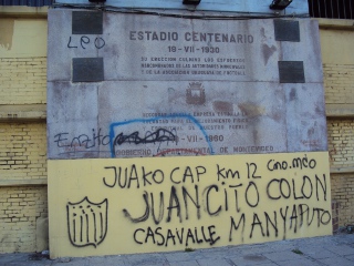 Torcida do Peñarol pixa entrada nobre do estádio Centenário para "demarcar a área". Foto: Cassio Zirpoli/Diario de Pernambuco
