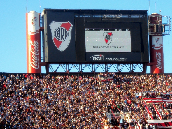 Campeonato Argentino de 2010: River Plate 0 x 0 Gimnasia y Esgrima. Placar eletrônico do estádio Monumental tinha cronômetro, proíbido pela Fifa. Foto: Cassio Zirpoli/Diario de Pernambuco