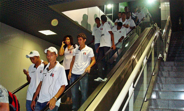 Jogadores do Santa Cruz desembarcam no Aeroporto de Salvador. Foto: Jamil Gomes, Santa Cruz/divulgação