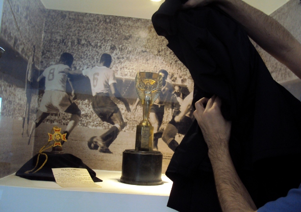 Réplica oficial da Taça Jules Rimet de 1950, conquistada pela seleção do Uruguai em pleno Maracanã. Imagem no Museu do Futebol, em Montevidéu. Foto: Maria Carolina Santos/Diario de Pernambuco