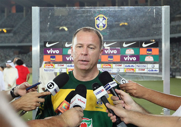 Mano Menezes, técnico da Seleção Brasileira, com novo painel de patrocinadores. Foto: CBF/divulgação