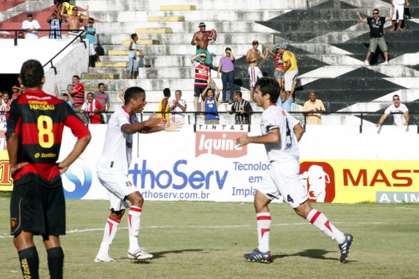 Santa e Sport ficam no 3 x 3 no Arruda e o Tricolor fatura a Copa Pernambuco de 2010. Paulo Paiva/Esp. DP/D.A Press