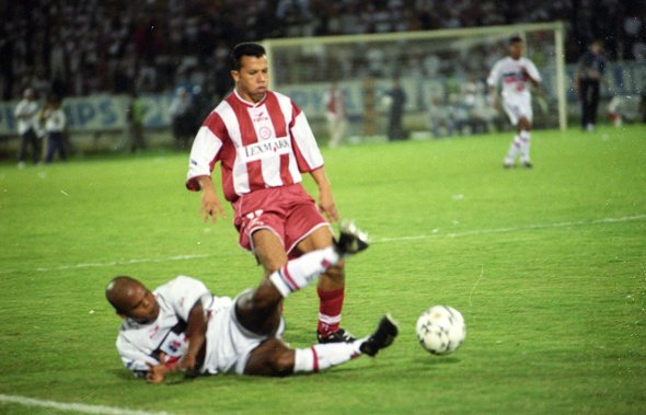 O alvirrubro Kuki na decisão do Pernambucano de 2001. Campeão e artilheiro, com 14 gols. Foto: Ricardo Fernandes/Diario de Pernambuco