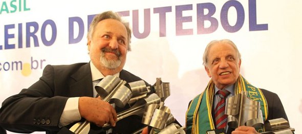 Dirigentes de Santos e Palmeiras com novos troféus do Campeonato Brasileiro, após a unificação