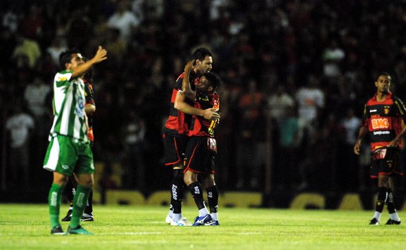 Pernambucano 2011: Sport 1 x 0 América, com gol de Carlinhos Bala. Foto: Ricardo Fernandes/Diario de Pernambuco
