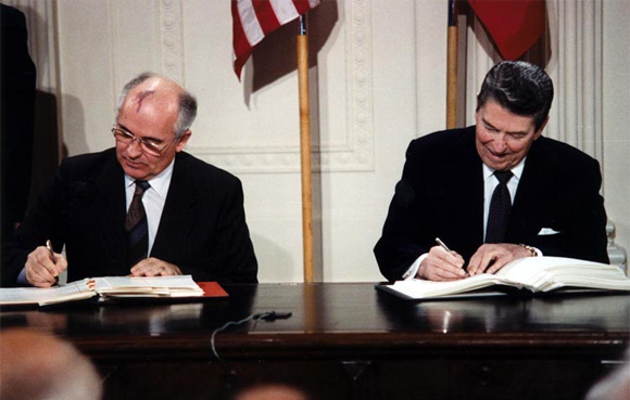 Presidentes Gorbachev (União Soviética) e Reagan (Estados Unidos) assinam tratado anti-mísseis em 1987, dando início ao fim da Guerra Fria