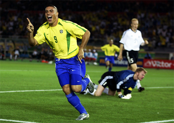 Ronaldo marca na final da Copa do Mundo de 2002