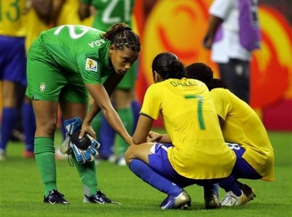 Bárbara consola as companheiras da Seleção após a derrota na final do último Mundial