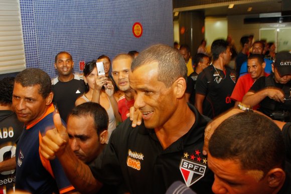 Rivaldo desembarca no Recife em 2011, com a camisa do São Paulo. Foto: Paulo Paiva/Diario de Pernambuco