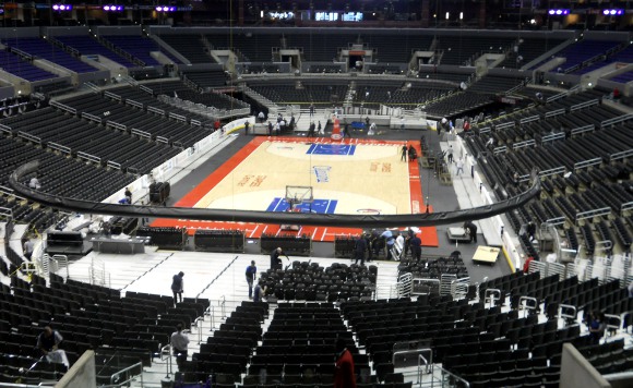 Transição da quadra do Staples Center, do basquete para o hóquei sobre o gelo. Foto: Cassio Zirpoli/Diario de Pernambuco