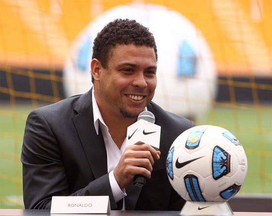 Ronaldo com a bola oficial da Copa América de 2011. Foto: Nike/divulgação