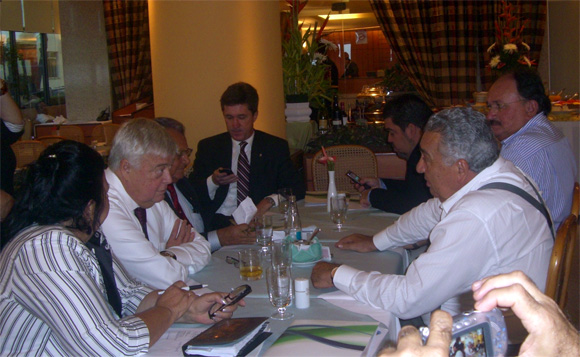 Ricardo Teixeira (CBF) e Carlos Alberto Oliveira (FPF) jantam no Rio de Janeiro após a assembleia geral de 2011. Foto: FPF/divulgação