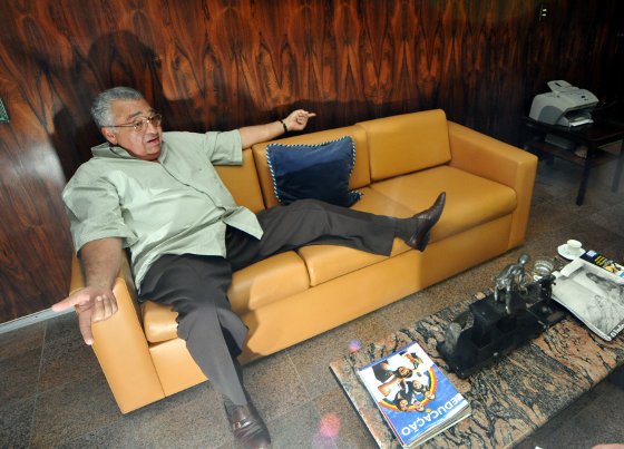 Carlos Alberto Oliveira, confortável na sede da FPF. Foto: Helder Tavares/Diario de Pernambuco