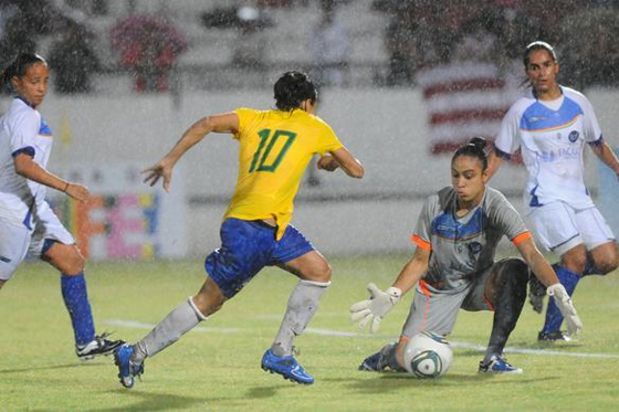 Amistoso feminino: Brasil 4 x 1 Pernambuco. Foto: Helder Tavares/Diario de Pernambuco