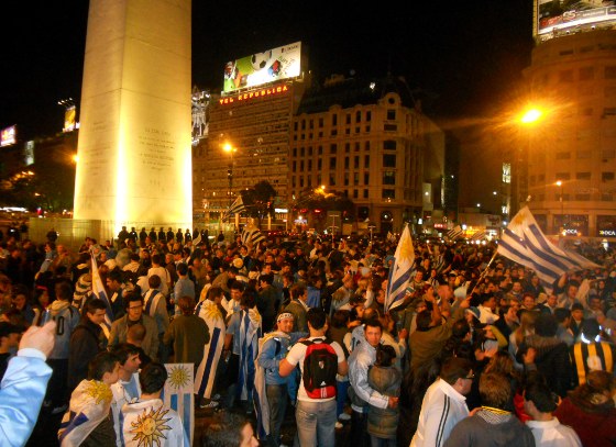 Copa América 2011: Torcida do Uruguai festeja título no Obelisco, em Buenos Aires. Foto: Cassio Zirpoli/Diario de Pernambuco