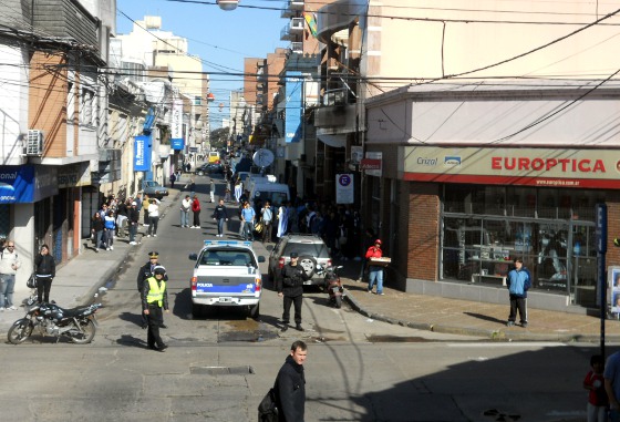 Torcida uruguaia em frente ao hotel da Celeste, em Santa Fé. Foto: Cassio Zirpoli/Diario de Pernambuco