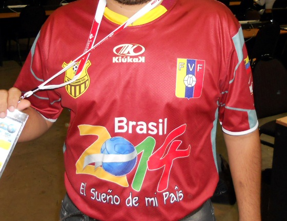 Camisa da Venezuela sonhando com a Copa do Mundo de 2014. Foto: Cassio Zirpoli/Diario de Pernambuco