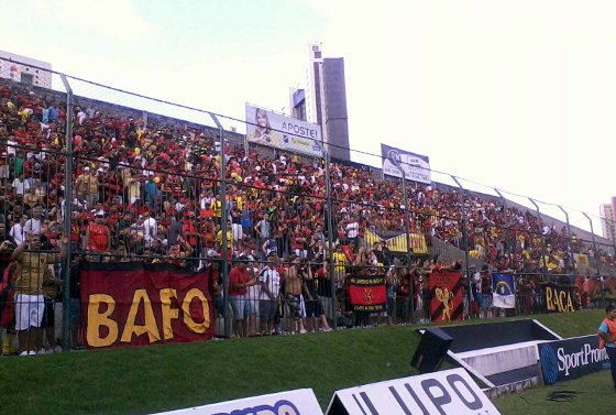 Torcida do Sport no estádio Frasqueirão, em Natal, em 2011. Foto: Alvaro Claudino/Diario de Pernambuco