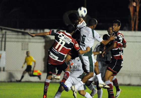 Série D 2011: Coruripe 0 x 0 Santa Cruz. Foto: Ricardo Fernandes/Diario de Pernambuco