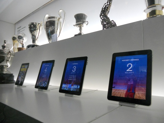 No museu do Barcelona, iPads com conteúdo histórico do clube. Foto: Cassio Zirpoli/Diario de Pernambuco