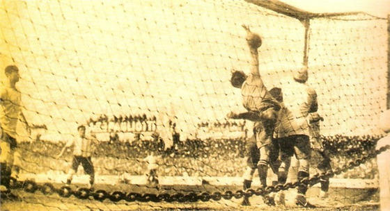Primeiro gol olímpico da história, em 1924. Foto: Fifa/divulgação