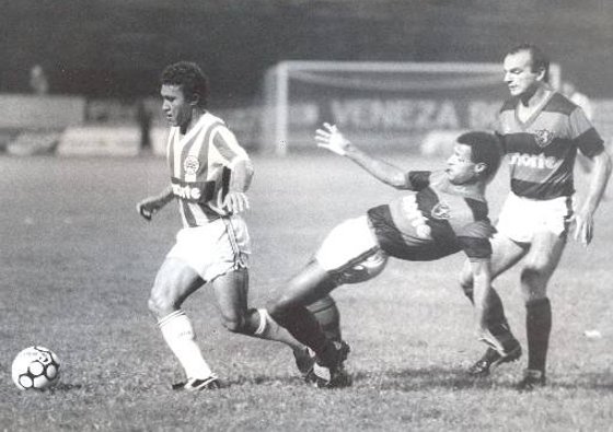 Baiano em ação pelo Náutico na década de 1980. Foto: Arquivo: Diario de Pernambuco