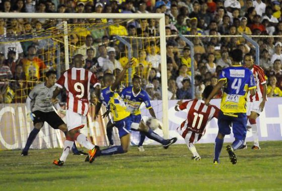 http://blogs.diariodepernambuco.com.br/esportes/wp-content/uploads/2012/01/22/2012_Araripina_0x1_N%C3%A1utico_2_560.jpg