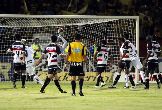 Pernambucano 2012: Santa Cruz 1 x 3 Sport. Foto: Ricardo Fernandes/Diario de Pernambuco