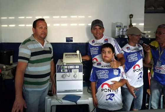 Integrantes da cooperativa Amigos do Ypiranga durante uma doação ao clube. Foto: Ypiranga/divulgação