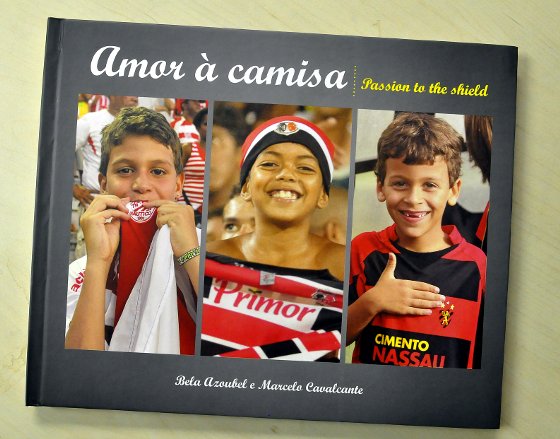 Livro "Amor à Camisa". Foto: Helder Tavares/Diario de Pernambuco