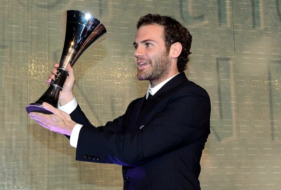Juan Mata recebe o prêmio de melhor jogador do Chelsea em 2012. Crédito: Chelsea/divulgação