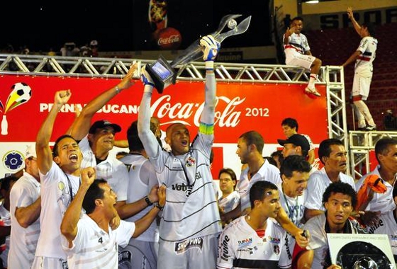 Santa Cruz, o campeão pernambucano de 2012. Foto: Paulo Paiva/Diario de Pernambuco