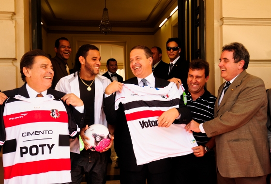 Eduardo Campos recebe delegação do Santa Cruz, o campeão estadual de 2012. Foto: Andréa Rêgo Barros/SEI