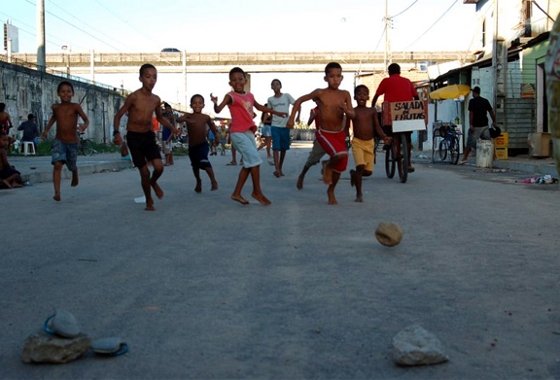 Crianças jogando futebol no Coque. Foto: Ana Braga/divulgação