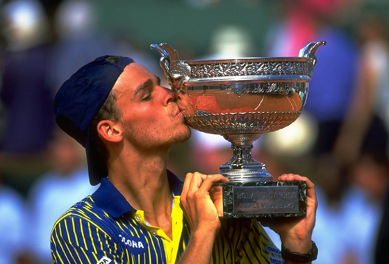 Gustavo Kuerten ergue o troféu de Roland Garros de 1997