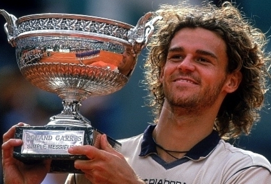 Gustavo Kuerten ergue o troféu de Roland Garros de 2001