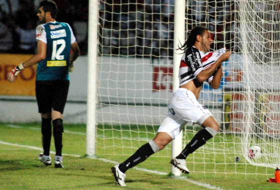 Série C 2012: Santa Cruz 3x3 Paysandu. Foto: Ricardo Fernandes/Diario de Pernambuco
