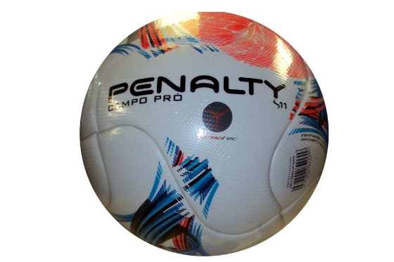 Bola oficial do Campeonato Pernambucano de 2013. Crédito: Penalty/divulgação