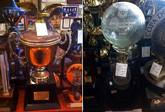 Troféus da Copa do Nordeste de 1994 e 2000, conquistados pelo Sport. Fotos: Marcela Lima/divulgação