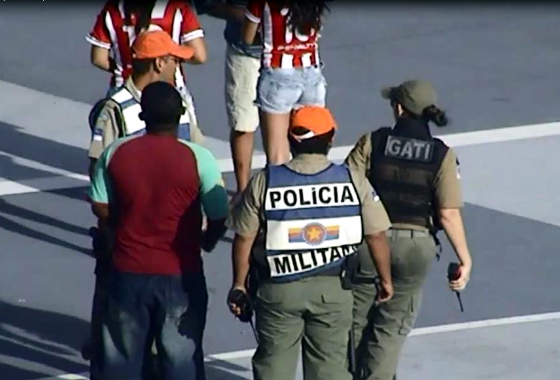Ato 5 no combate aos cambistas na Arena Pernambuco, com o suspeito detido e encaminhado ao Juizado do Torcedor