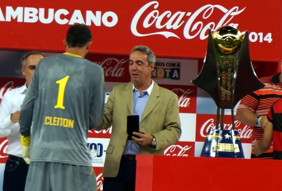 Evandro Carvalho entrega a Magrão a medalha de campeão pernambucano de 2014. Foto: Imprensa FPF/Flickr