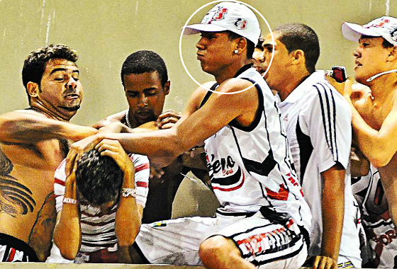 Briga na arquibancada no jogo CRB x Santa Cruz, pelo Nordestão 2013. Foto: Chico Peixoto/Leia Já Imagens